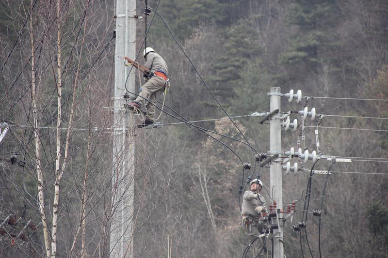 陜西地電留壩供電分公司：實施農(nóng)石線、索道線分網(wǎng)改造