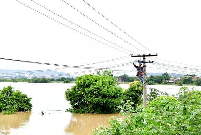 特大洪峰壓境 國網宜賓供電聞“汛”而動