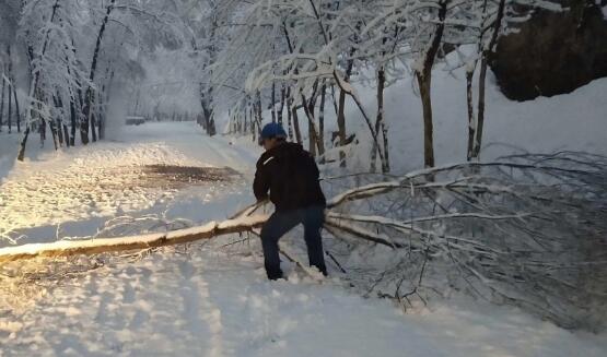 國網循化縣供電積極迎戰(zhàn)雨雪天氣全力護電網安全