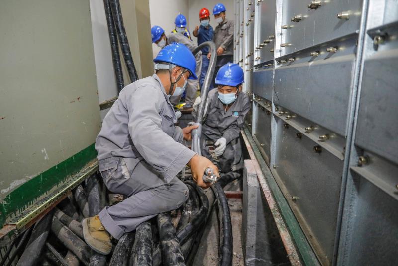 與時(shí)間賽跑，為生命加速 電力員工星夜鏖戰(zhàn)為醫(yī)院用電“增容”