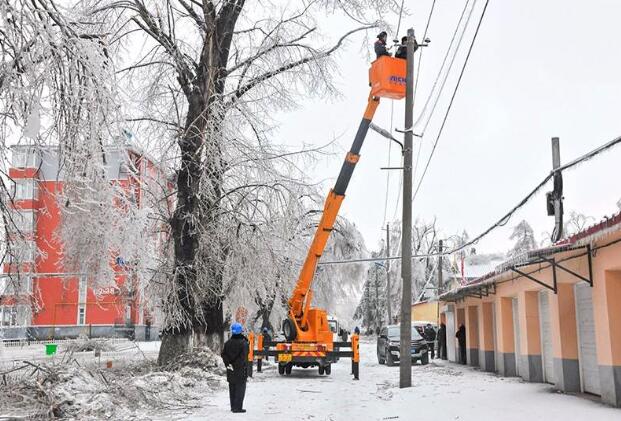 受強(qiáng)雨雪大風(fēng)冰凍天氣影響，吉林延邊全力搶修供電線路