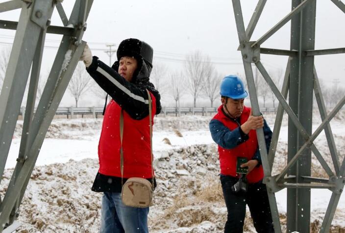 國(guó)網(wǎng)無(wú)棣縣供電公司冒雪巡線確保民生用電