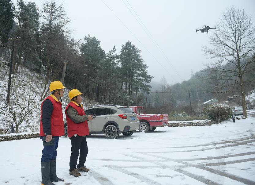 國網(wǎng)余姚市供電公司四明山區(qū)雪天無人機特巡