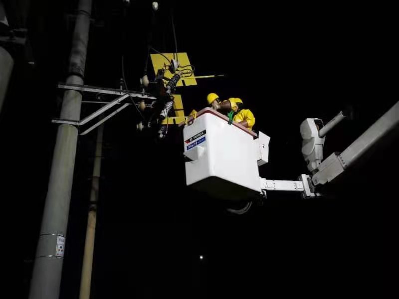 烏海電業(yè)局配電帶電作業(yè)中心：堅守帶電作業(yè)一線 守護冬季用電平安