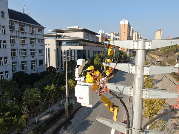 國(guó)網(wǎng)樂(lè)安縣供電公司開(kāi)展帶電作業(yè)保電網(wǎng)迎峰度冬