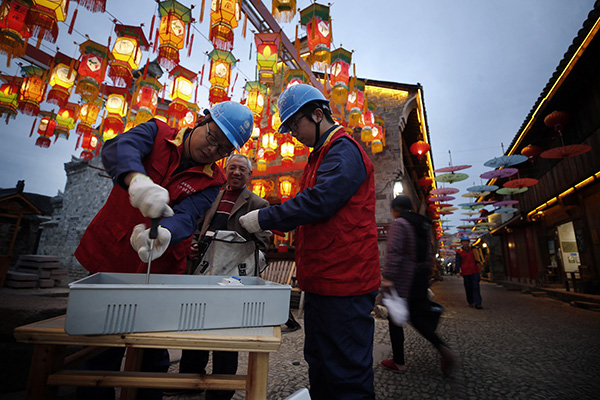 國(guó)網(wǎng)寧海縣供電公司：“電力紅馬甲”出動(dòng)，扮靚古鎮(zhèn)迎元宵