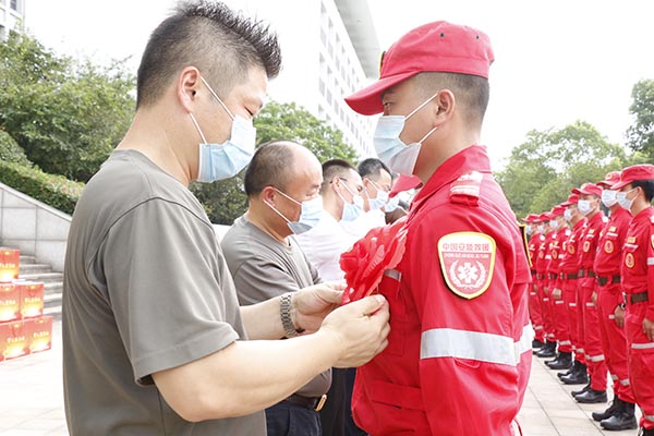 駐地退役軍人創(chuàng)業(yè)服務(wù)公司走訪慰問中國安能常州分公司赴鄭搶險隊員