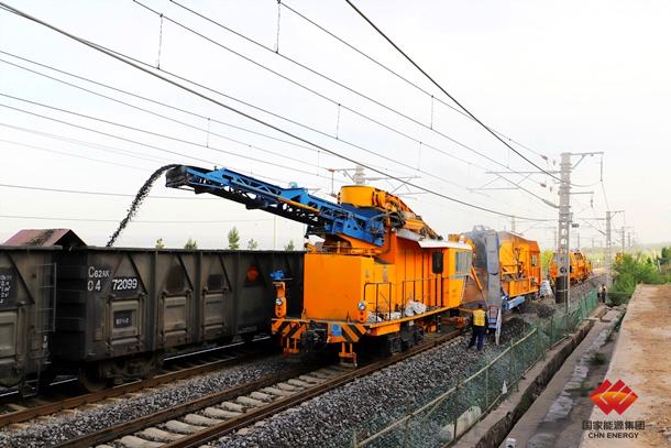 國(guó)家能源集團(tuán)鐵路裝備完成準(zhǔn)池鐵路線路機(jī)械清篩作業(yè)任務(wù)