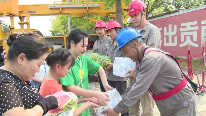 四川什邡：電力工人高溫保電忙，社區(qū)群眾熱情慰問表感謝