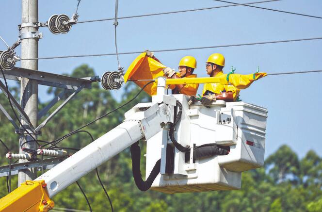 四川廣安：40攝氏度，他們帶電作業(yè)