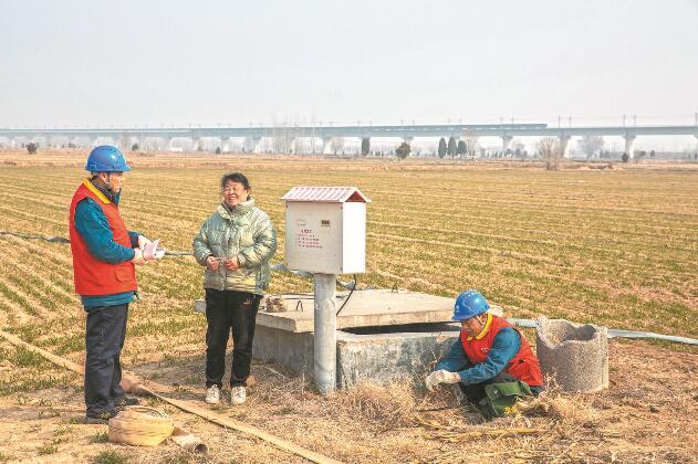 山東省梁山縣：黃河灘區(qū)上，井在地頭，電到井口