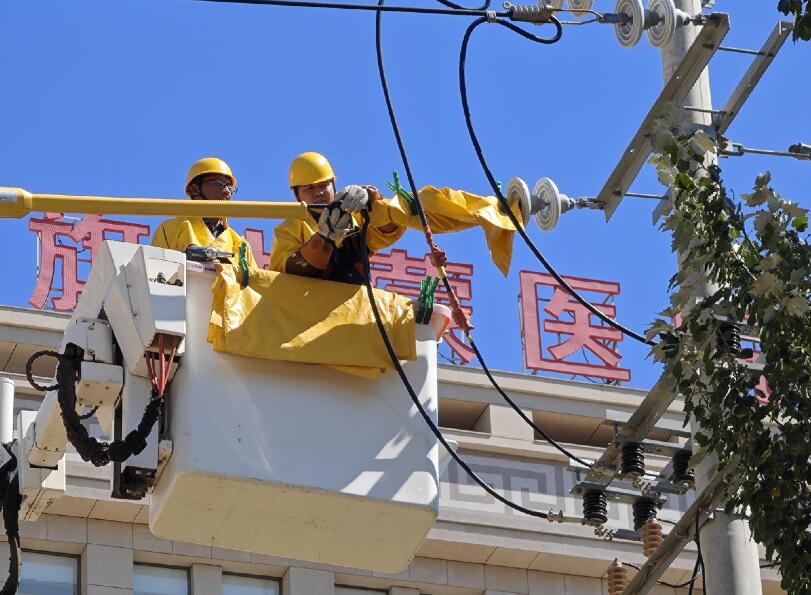 阿拉善供電公司迎夏峰帶電消缺，保醫(yī)電“汗”衛(wèi)民生