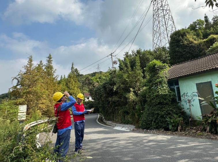 余姚市宏宇輸變電工程公司線(xiàn)路特巡保安全 護(hù)航國(guó)慶“滿(mǎn)格電”