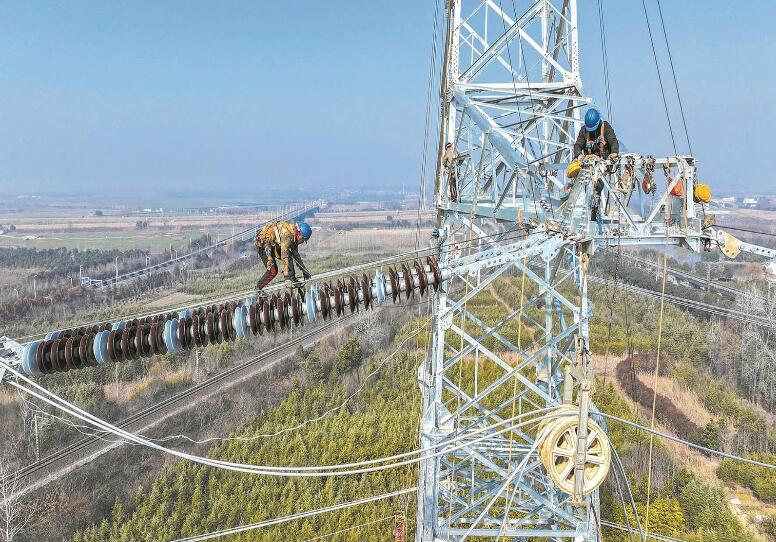 江蘇500千伏盱眙—秋藤輸電線路工程架設(shè)導線