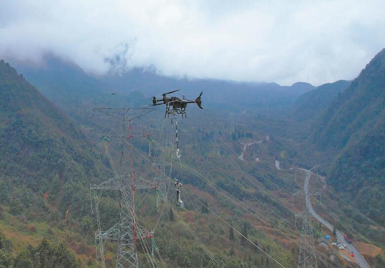 國網(wǎng)四川超高壓公司“無人機+機器人”帶電修補架空光纜