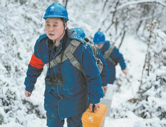 【國網(wǎng)楷?！恐芗t亮：巡行秦嶺深處 守護(hù)線路安全