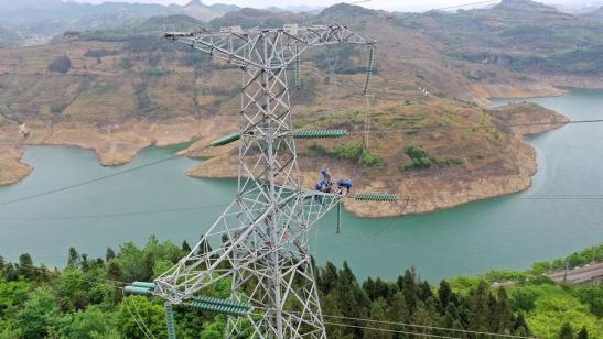 貴州興義供電局高空之上，用責(zé)任守護(hù)安全送去光明