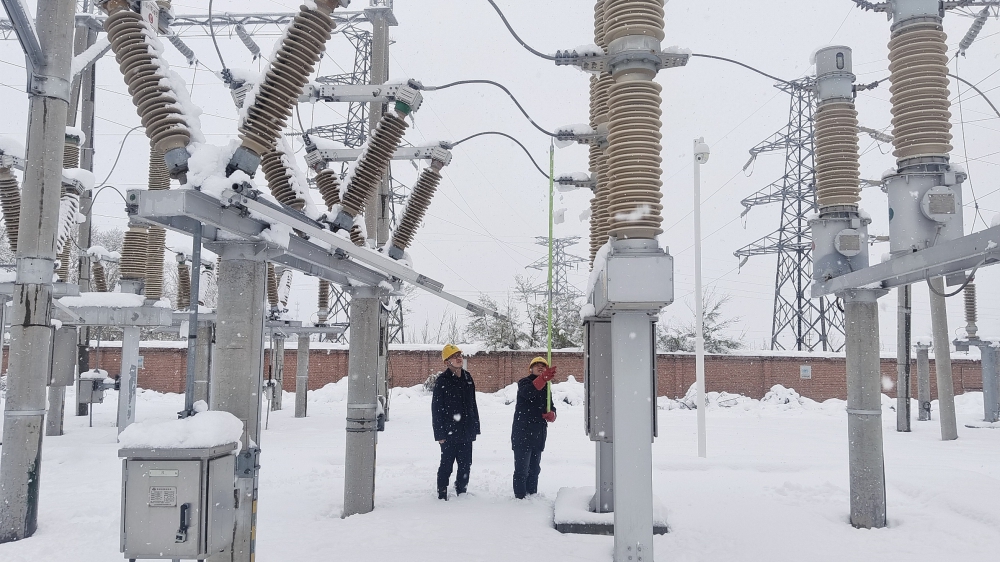 國網圍場縣供電公司應對突變天氣確保電網穩(wěn)定運行