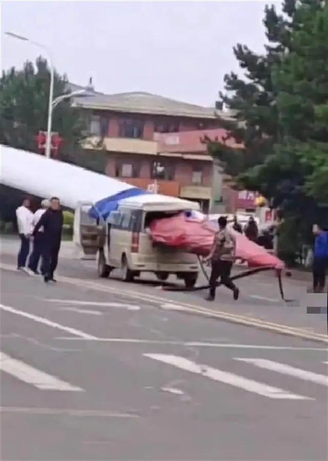 黑龍江一面包車被風電機葉片刺穿，知情人：車上載有7人