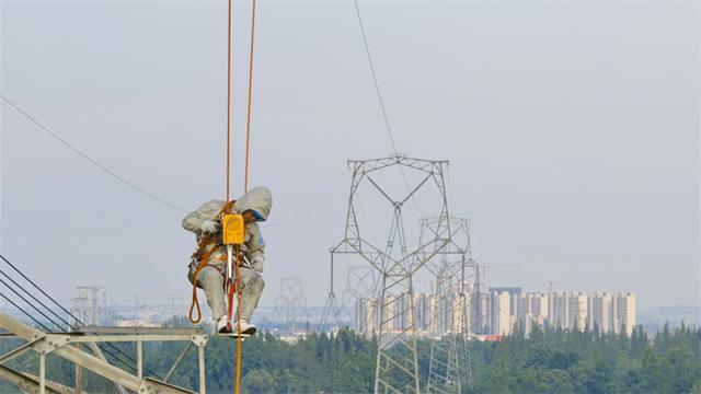 負荷創(chuàng)紀錄達2038.8萬千瓦 成都電網全力保供電