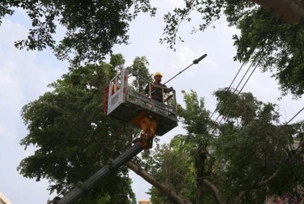 海南電網(wǎng)搶修攻堅，70余萬戶等待電力恢復