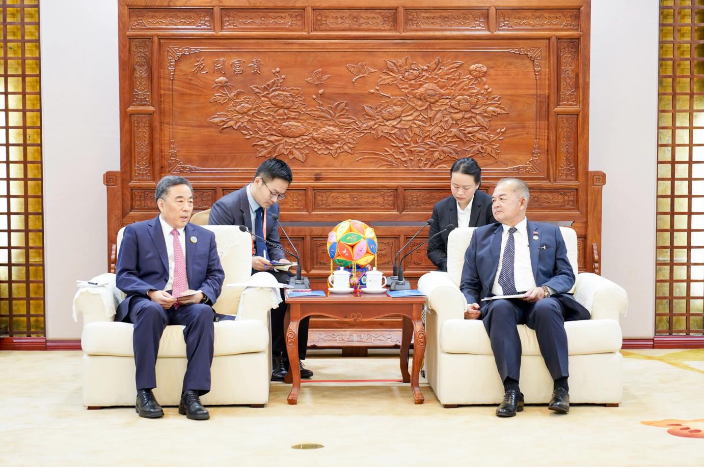 中國能建黨委書記、董事長宋海良與老撾副總理吉喬·凱坎匹吞會談