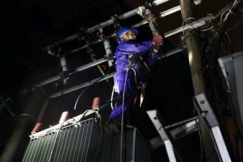 暴雨來襲　福安市供電公司緊急搶修更換雷擊受損變壓器