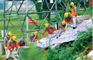 國網(wǎng)江西、湖南電力全力應(yīng)對暴雨大風(fēng)