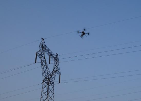 實現(xiàn)電力智能巡檢、帶電水沖洗、架空輸電線路無人機巡檢