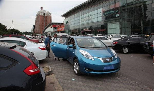 一年新車對(duì)折賣 新能源二手車何去何從？